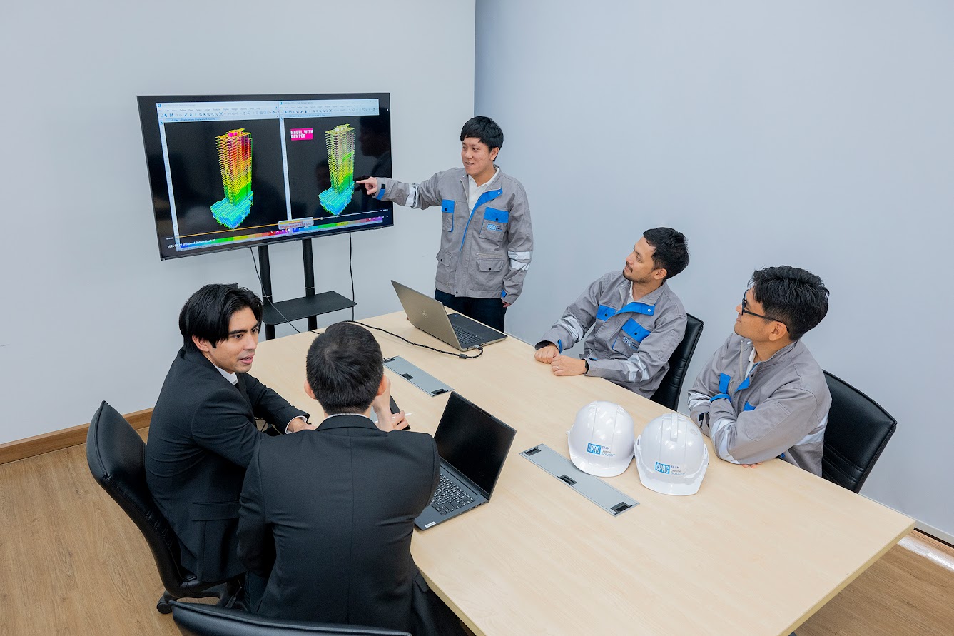วิศวกรนำเสนอผลวิเคราะห์โครงสร้างด้วยแบบจำลอง 3 มิติ